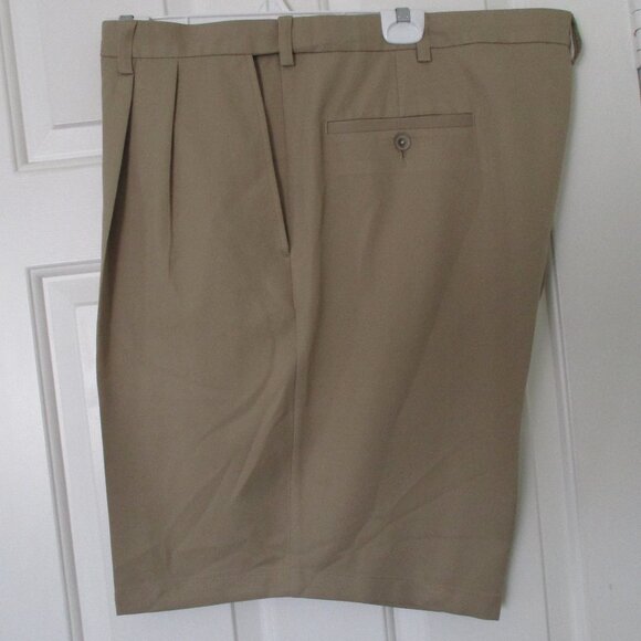 Haggar Cool 18 Mens Pleated Front Camel Tan Expandable Waist Golf Short Pant-44W - Picture 1 of 2
